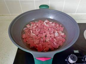 牛腩冷水下锅 。