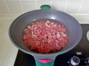 牛腩冷水下锅 。