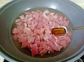 加入料酒一勺。