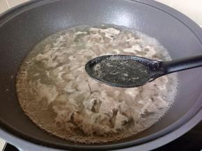 开大火开始焯水，焯水的时候把沫子撇去，捞出控水。