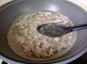 开大火开始焯水，焯水的时候把沫子撇去，捞出控水。