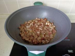 热锅凉油放入冰糖炒出糖色，再放入牛肉煸炒。