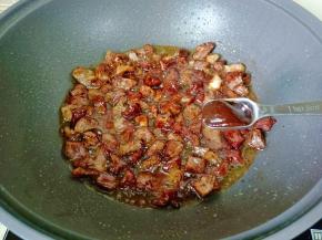 加入蚝油两勺，生抽两勺。