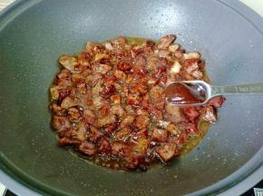 加入蚝油两勺，生抽两勺。