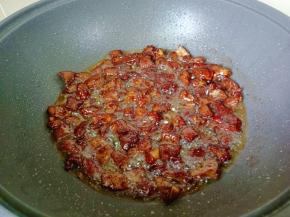 将调味料翻炒均匀。