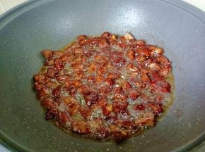 将调味料翻炒均匀。