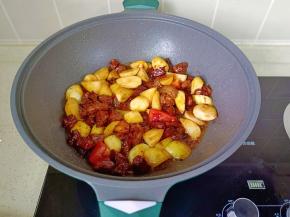 加入切好的土豆块，番茄丁。