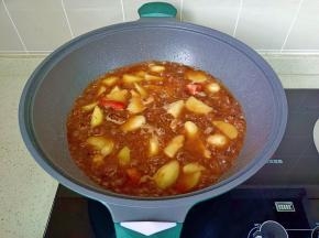 再加入适量的开水没过牛肉，大火煮开转中火炖半小时。