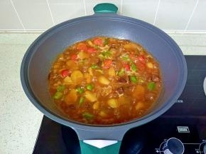 煮到汤汁粘稠，放适量的盐调味，最后放入青椒块煮一分钟，就可以起锅了！