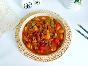 汤汁粘稠，拌饭也好吃！牛腩炖的烂烂的特别香！土豆绵密粉糯好好吃！