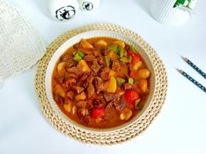 汤汁粘稠，拌饭也好吃！牛腩炖的烂烂的特别香！土豆绵密粉糯好好吃！