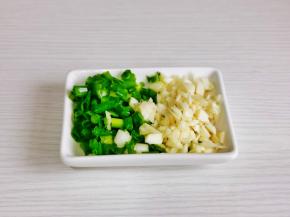 葱蒜去皮切好。