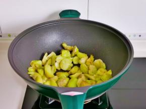 中火煎至微焦盛出。