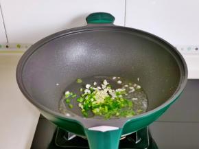 加入蒜末葱花炒香。