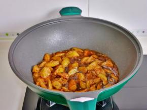 倒入茄子，按个人口味加入盐翻炒均匀即可关火。