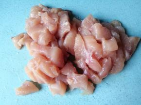 将鸡胸肉切块