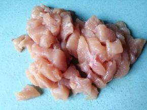 将鸡胸肉切块