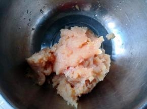 倒入盆里