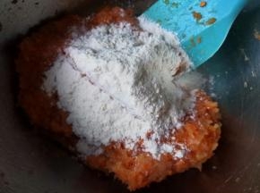 加入中筋面粉，加粉量为可以成团即可