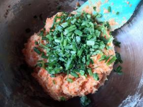 加入葱末，混合均匀