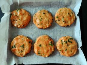 平均分成6等分，搓圆按扁，摆入铺油纸抹油的烤盘，表面再抹适量油