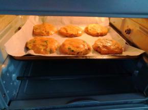 放入烤箱中层上下火220度烘烤