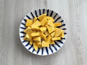 把南瓜去皮，切成小块。