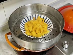 把南瓜放入蒸锅，蒸15分钟至软烂。