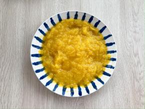 借助勺子等工具把南瓜块捣烂。