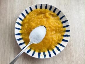 在南瓜泥中加一勺白糖拌匀。