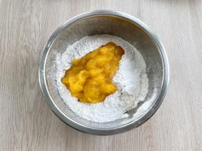 把100g面粉和150g糯米粉混合，分次加入南瓜泥，南瓜泥不要一次性加入，根据实际情况来调整南瓜泥的量；