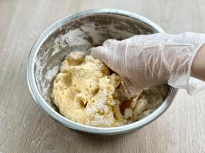 先用手搅拌成絮状，然后揉成团。