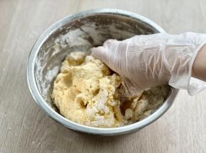 先用手搅拌成絮状，然后揉成团。