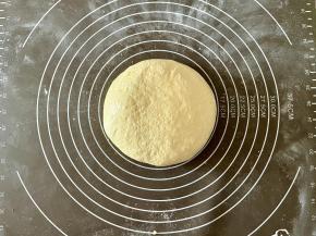 揉成颜色均匀且光滑的面团。