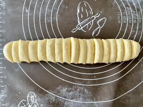 然后把面团揉成长条（面团比较大，可以先一分为二），然后切成一指宽左右的小段。