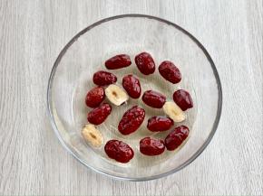 红枣去核剪成两半，用清水浸泡。