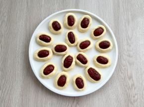 盘子上抹一层油防粘，把做好的南瓜红枣糕摆在盘子上。