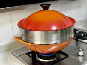 把盘子放入蒸锅，水开后蒸20分钟即可。