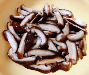 处理好的香菇切成片状