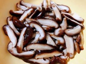 处理好的香菇切成片状