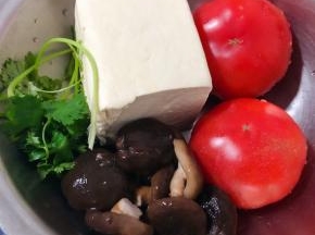 准备原材料豆腐、西红柿、香菇去蒂放入开水中焯水断生后立即放入冷水中过凉再沥干水份、香菜