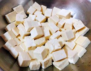 焯好水的豆腐立即放入冷水中过凉沥干水份备用