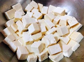 焯好水的豆腐立即放入冷水中过凉沥干水份备用