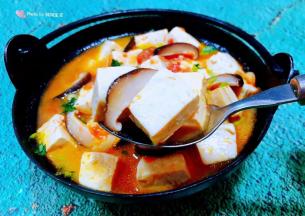 豆腐入口滑嫩混搭香菇和西红柿独有的味道让人回味无穷