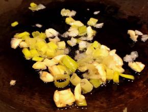 锅中倒入底油加热发热葱蒜爆香