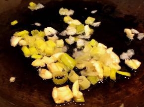 锅中倒入底油加热发热葱蒜爆香
