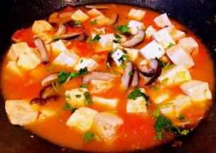 煮至汤汁浓稠豆腐完全入味最后撒上香菜提鲜即可出锅享用