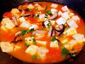 煮至汤汁浓稠豆腐完全入味最后撒上香菜提鲜即可出锅享用