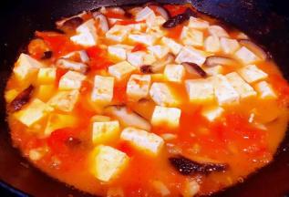 放入豆腐一起煮至熟透再放入盐改成小火慢煮