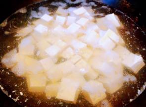 豆腐切成大小均匀的块状放入开水中烫一下去除杂质